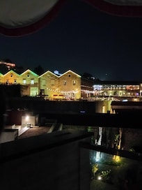 Vistas nocturnas desde la piscina