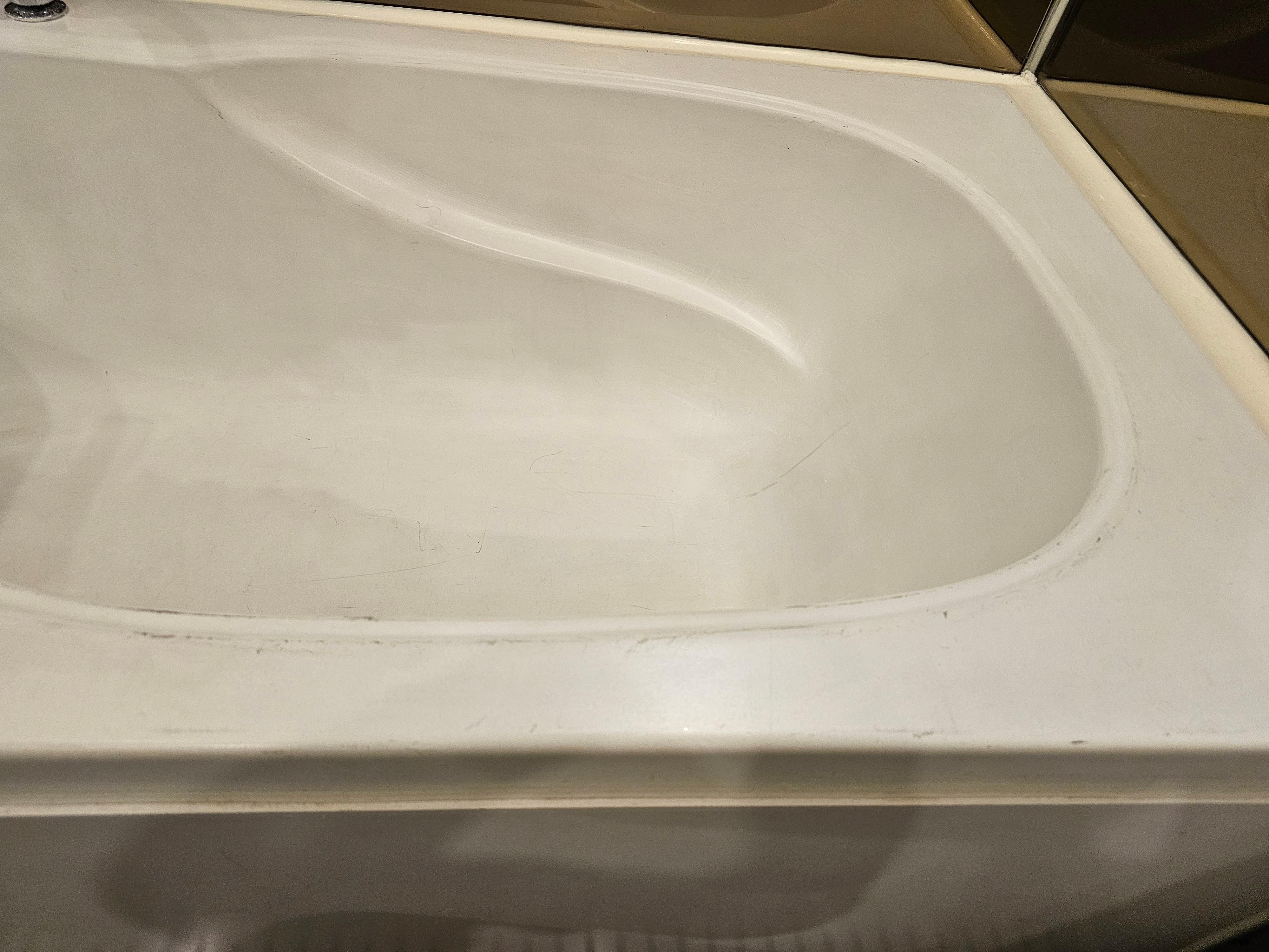 Bathtub... why would anyone use this... it's actually pretty disgusting.