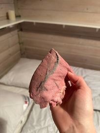 Nur von den Regal ĂŒber dem Bett im Hintergrund, von einem Mal rĂŒber gehen.