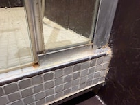 Verfärbte, teils schimmelige Silikonnaht