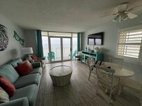 End unit allows lots of sunlight!