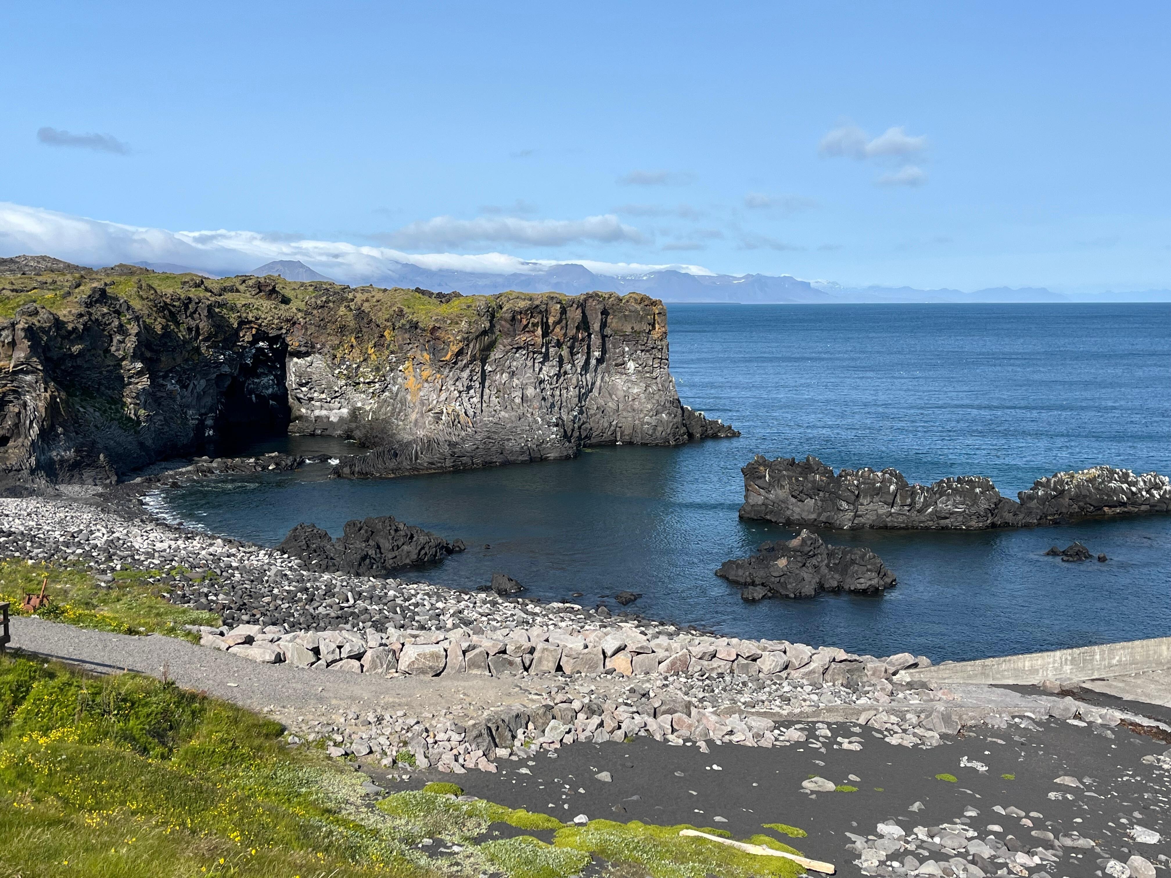 Die kleine Bucht mit Strand in Hellnar