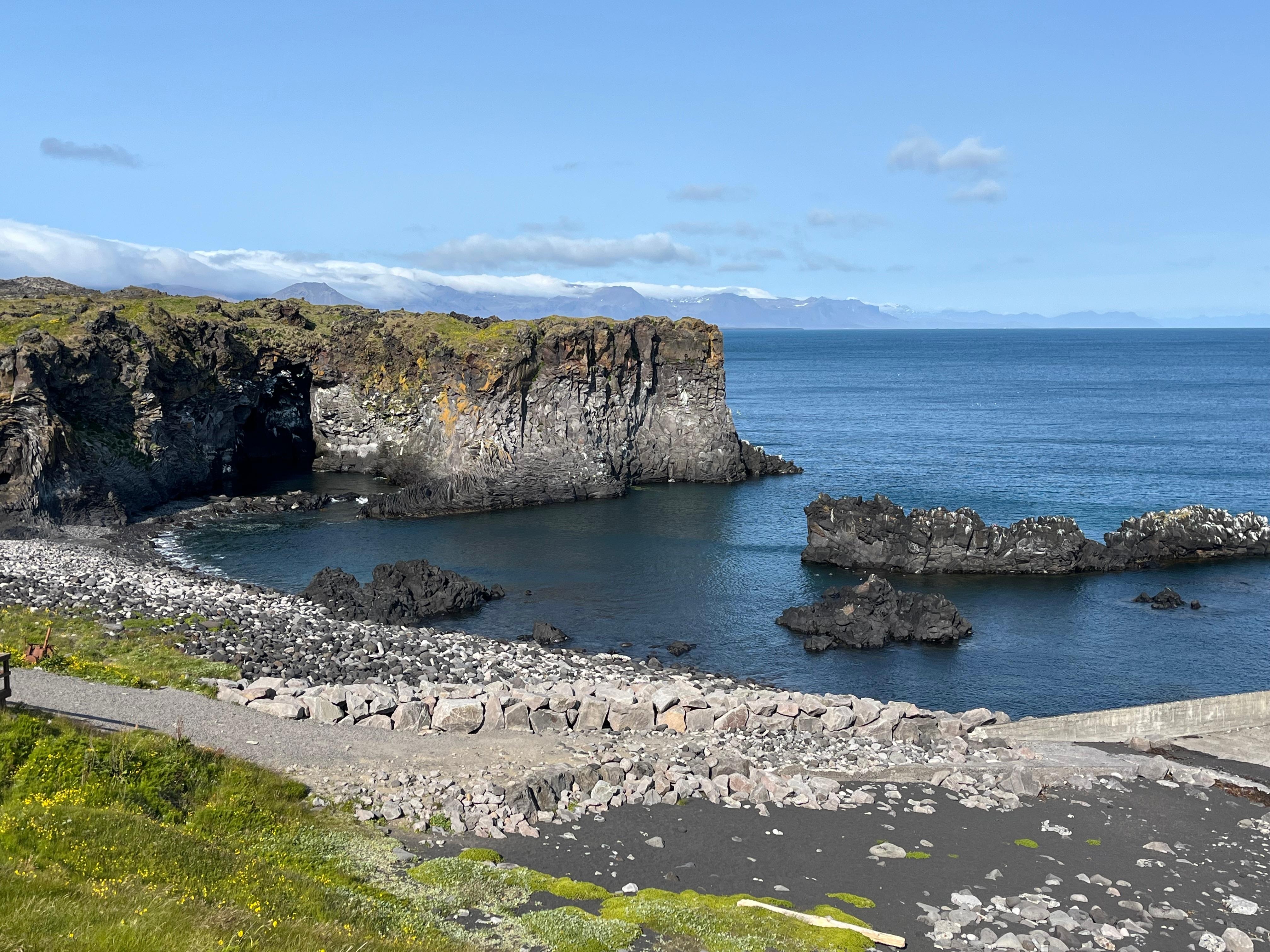 Die kleine Bucht mit Strand in Hellnar