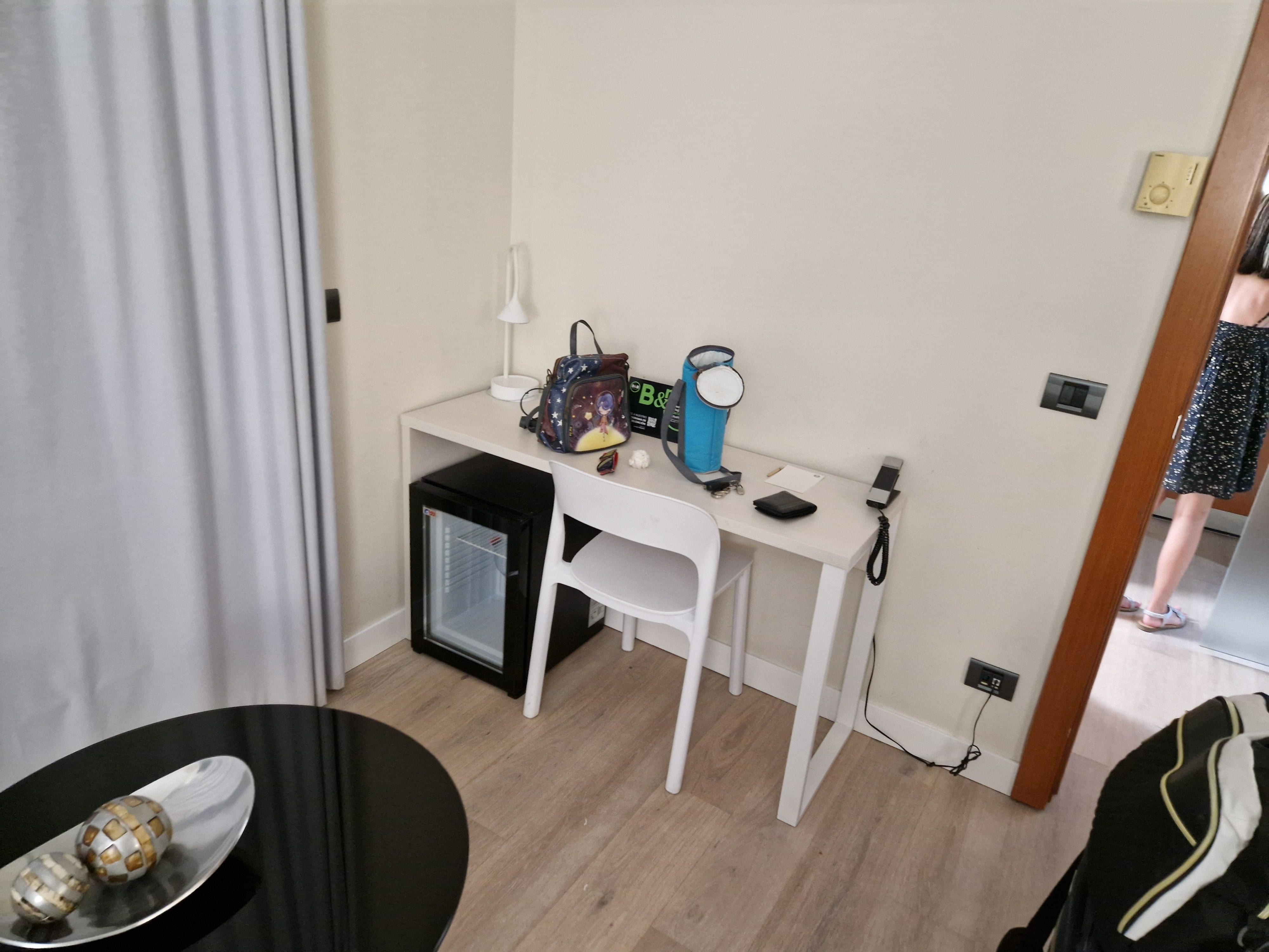 Escritorio con frigorífico