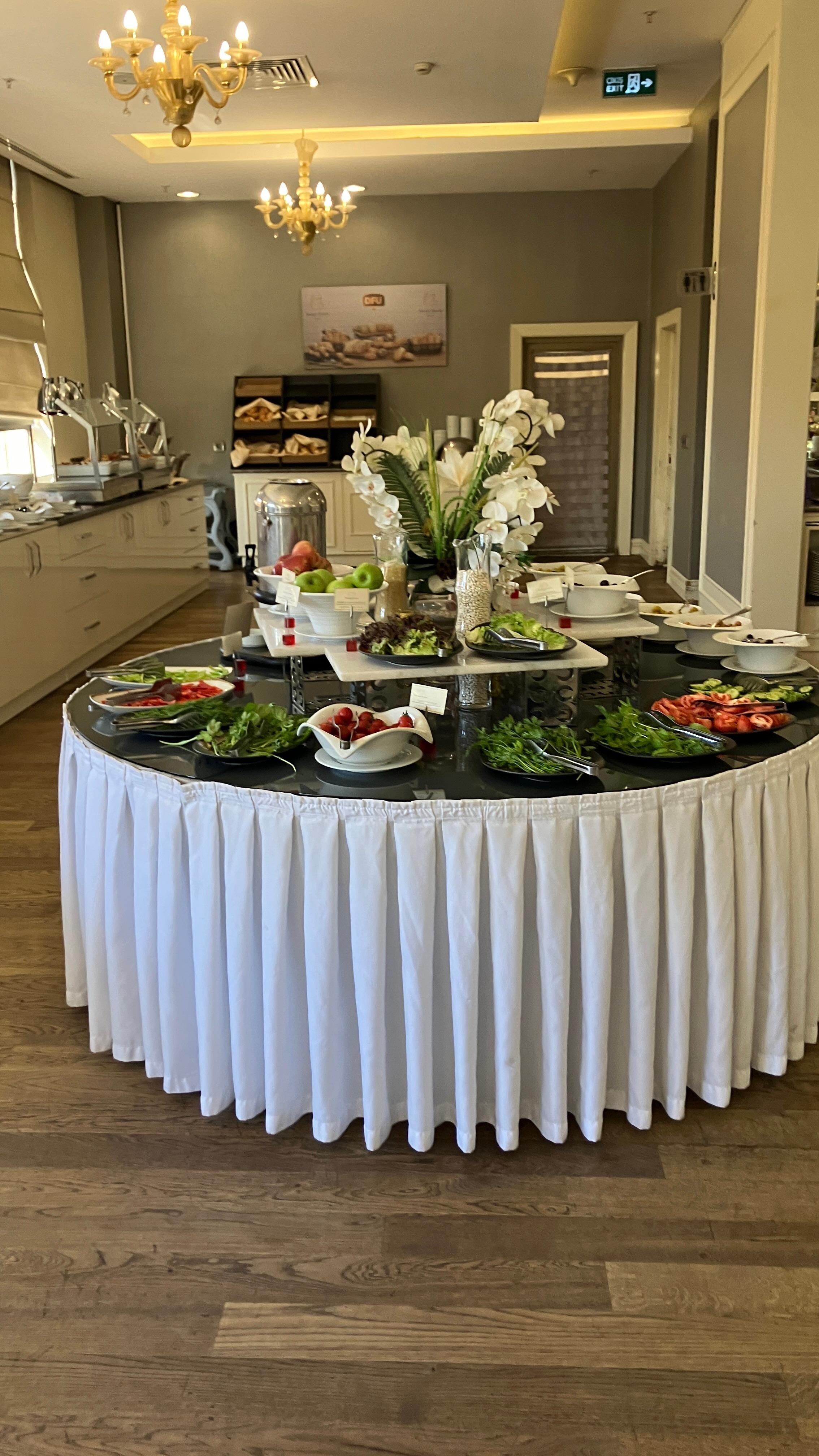 Beautiful breakfast room 