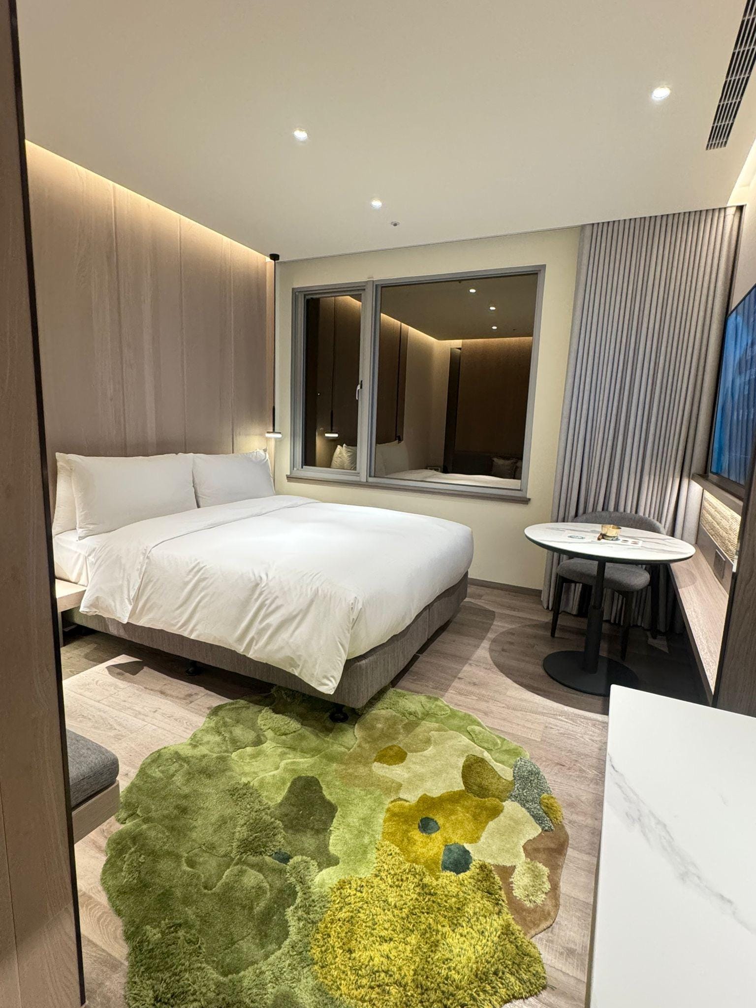 房間除了大床一張外，旁邊有梳化小角落，很舒適。