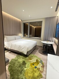 房間除了大床一張外,旁邊有梳化小角落,很舒適。