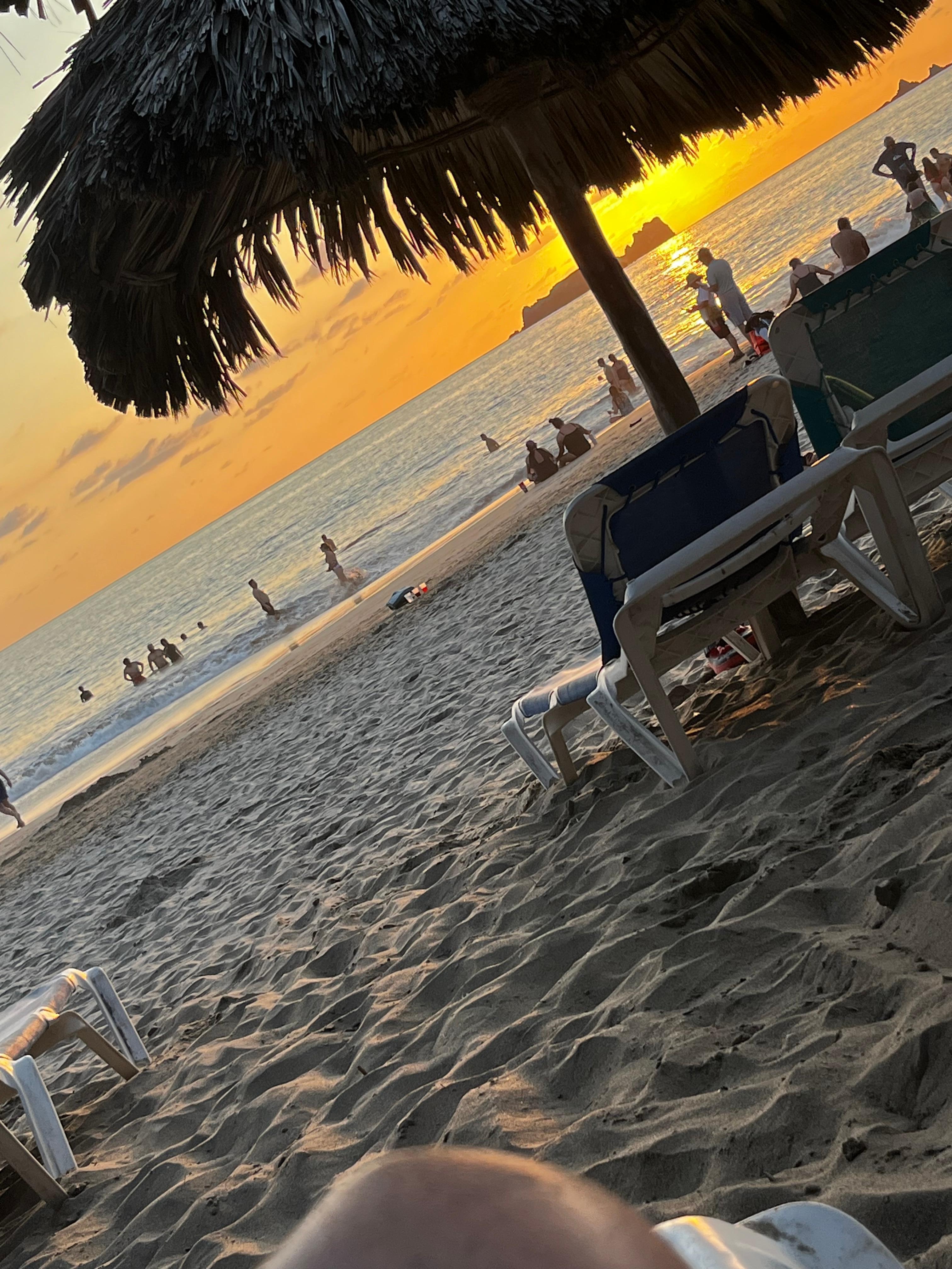 Cuentan con camastros, palapas y sombrillas para descansar frente al mar. 