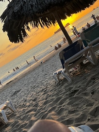 Cuentan con camastros, palapas y sombrillas para descansar frente al mar.