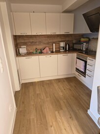 die sehr gut ausgestattete Küche