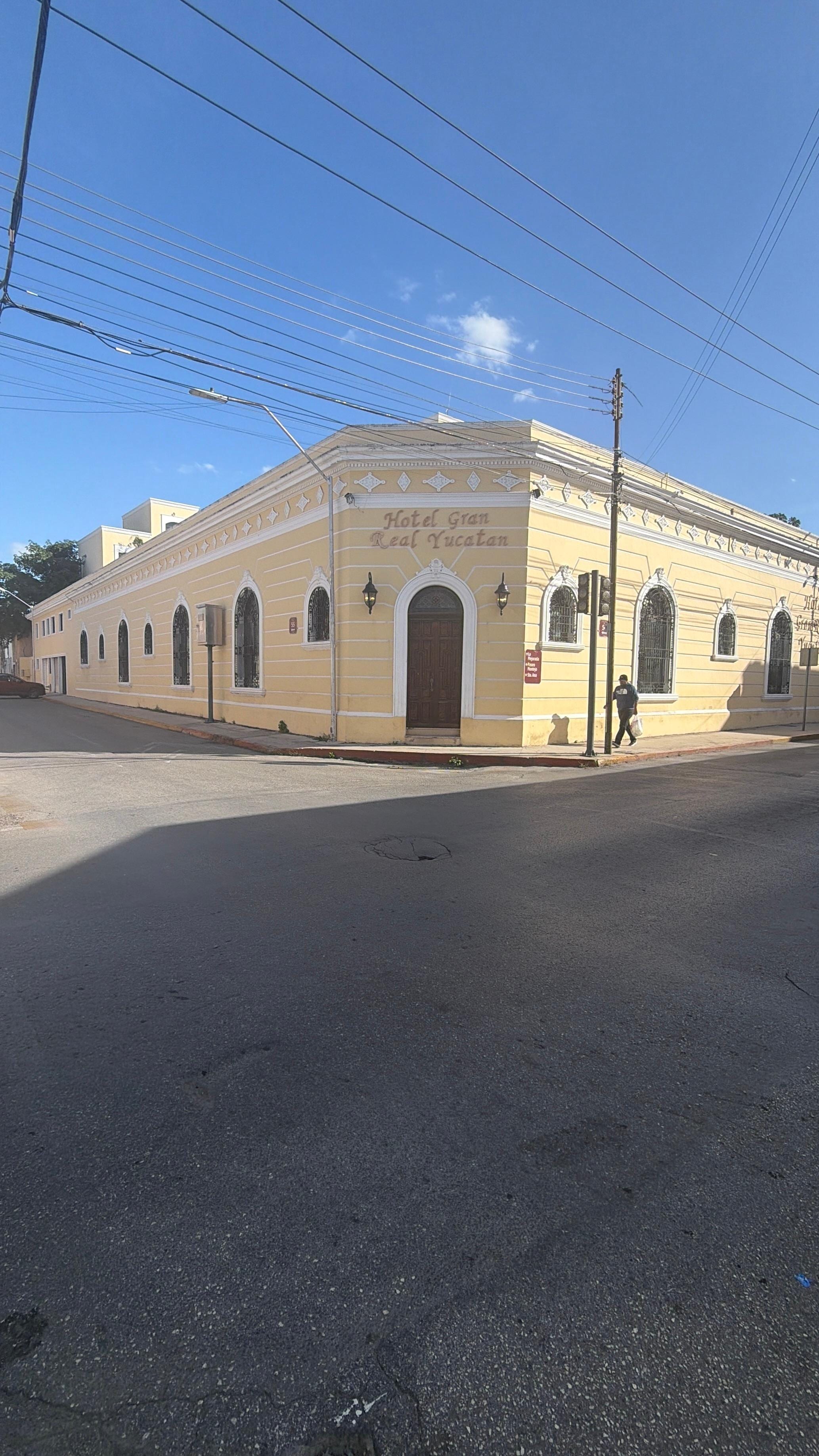 Excellent location within walking distance to many beautiful historical places and delicious food choices. 