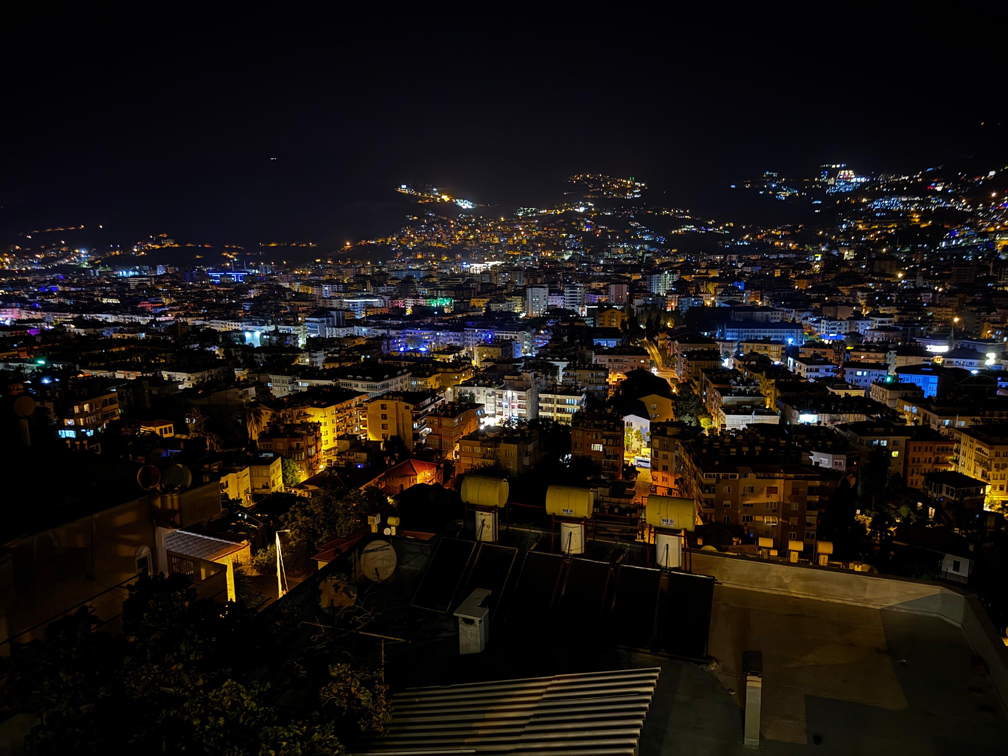 Näkymä yöllä huoneen ikkunasta