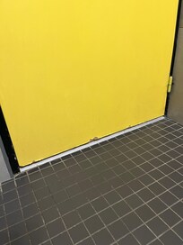 Bas de la porte de la salle de bain en très mauvais état