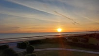 vue au levé du soleil depuis la maison.