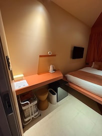 房間空間算舒適,房內窗戶可以看到晴空塔,也有自己的冰箱,蠻適合獨旅的人,放了行李箱二人入住可能會擁擠