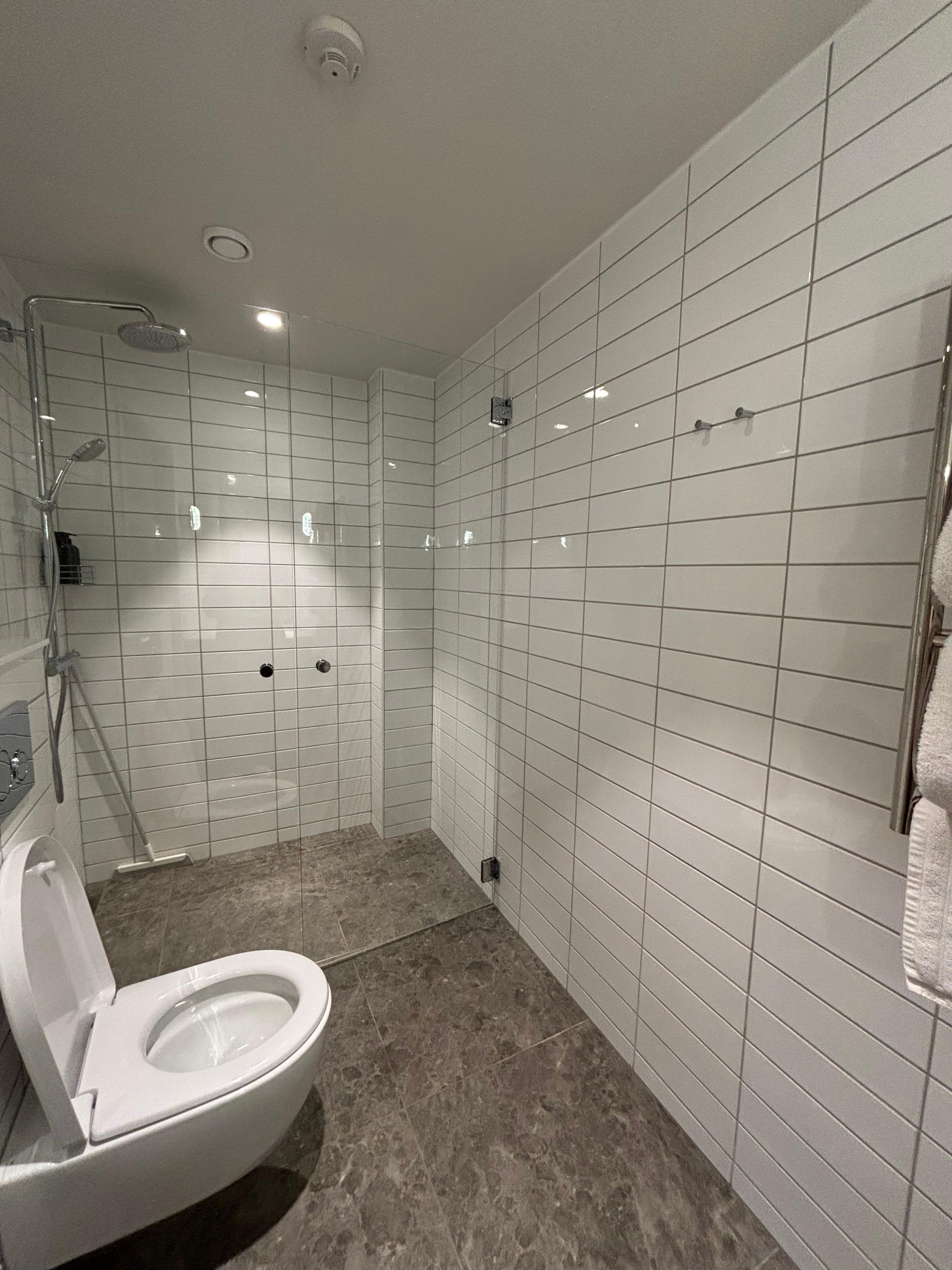 Todella tilava kylpyhuone