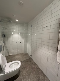 Todella tilava kylpyhuone