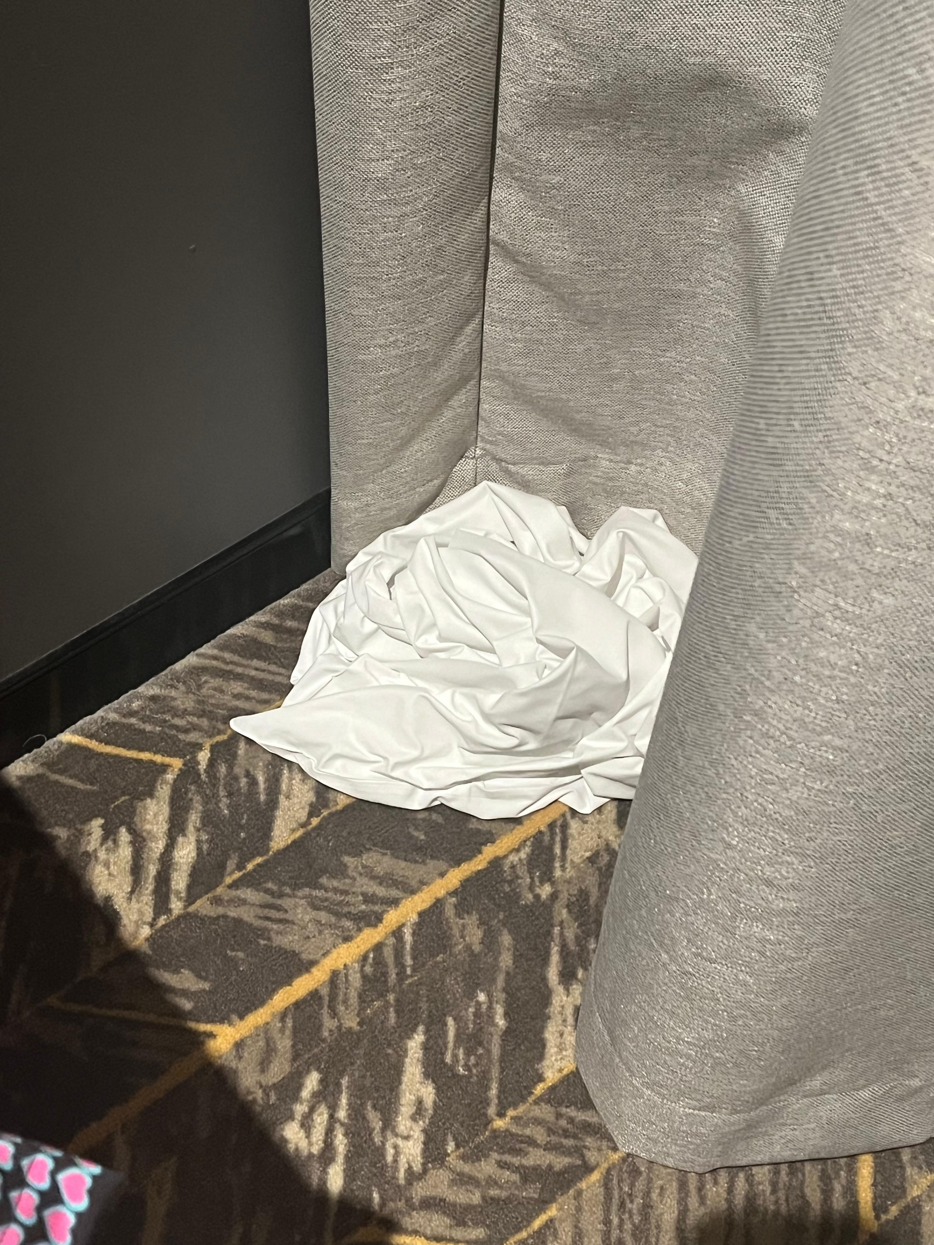 Dirty sheet as a welcome gift - which remained even after housekeeping had ‘cleaned’ my room after the first night. 