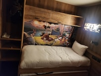 Lit 1 place dans la chambre ou il y a 2 autres lits 1 place dont 1 lit gigogne (sous celuici)