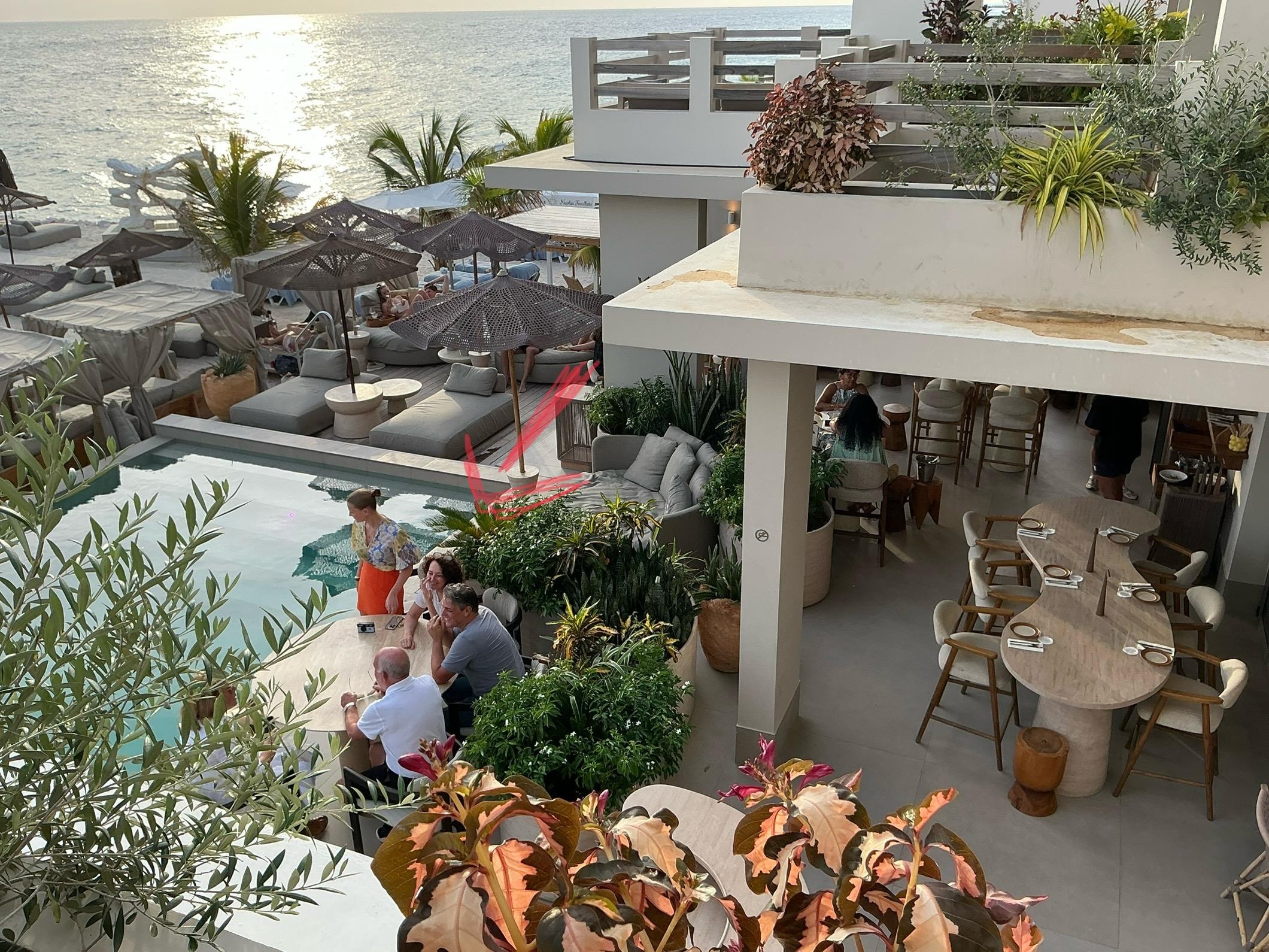 Por ahí entra uno a la piscina. Esta foto es de muy temprano sino esas camas estarían llenas de gente.