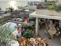 Por ahí entra uno a la piscina. Esta foto es de muy temprano sino esas camas estarían llenas de gente.