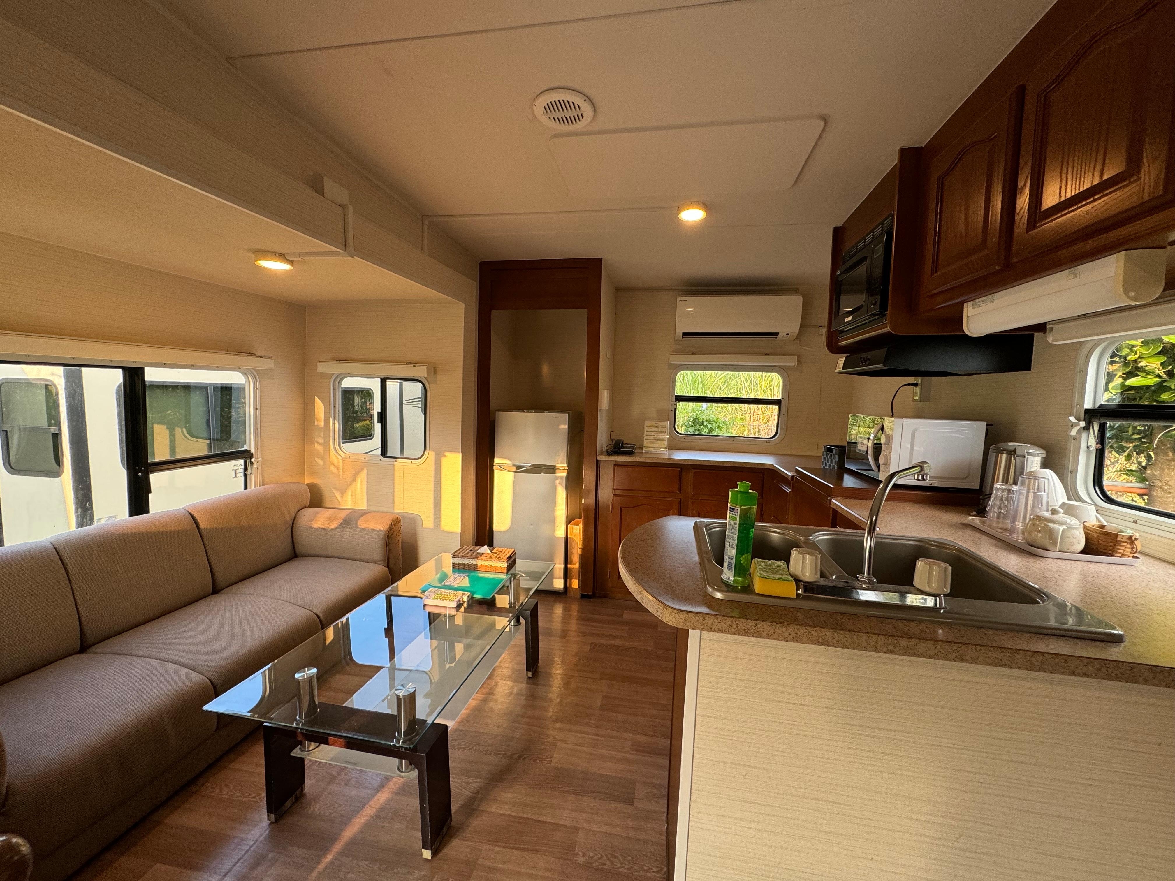 空間很大，但所有的櫃子都是釘死的，都不能打開唷，裝飾用的~