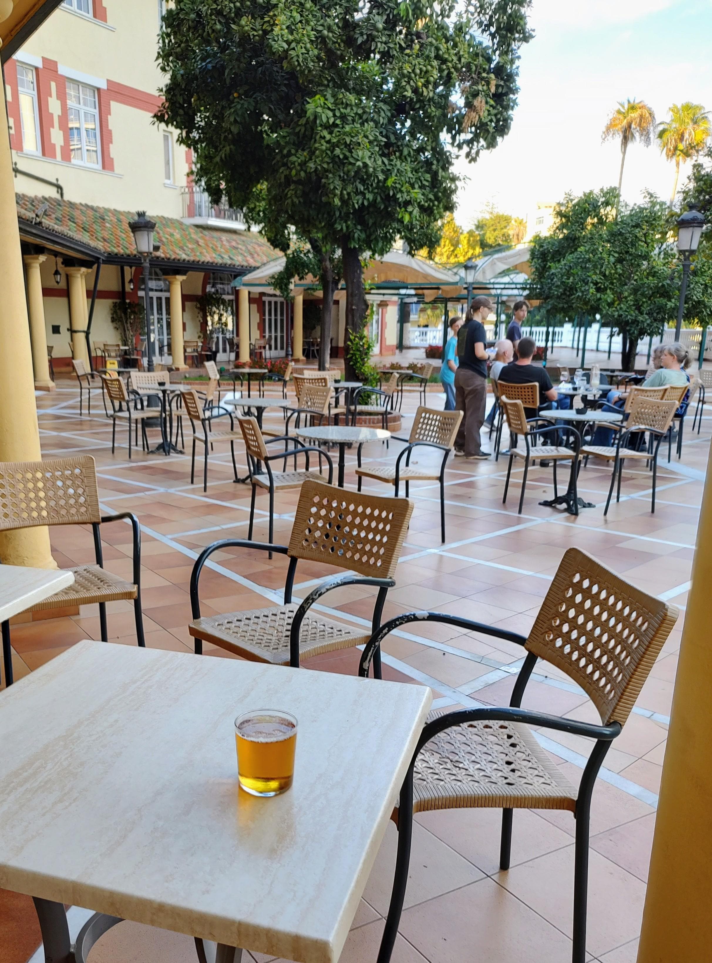 Härlig terass mot trädgården 