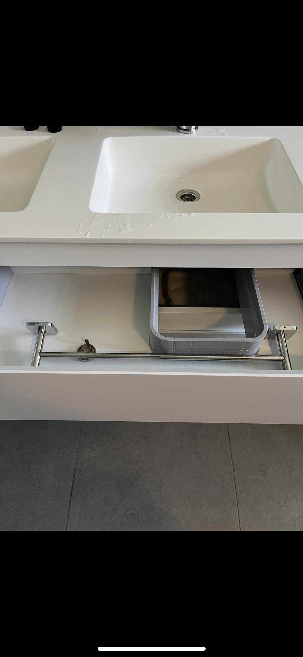 Håndklestativ i skuffen. De skrudde det opp på forespørsel. 