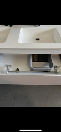 Håndklestativ i skuffen. De skrudde det opp på forespørsel.