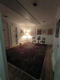 Hall med flera rum och toalett.