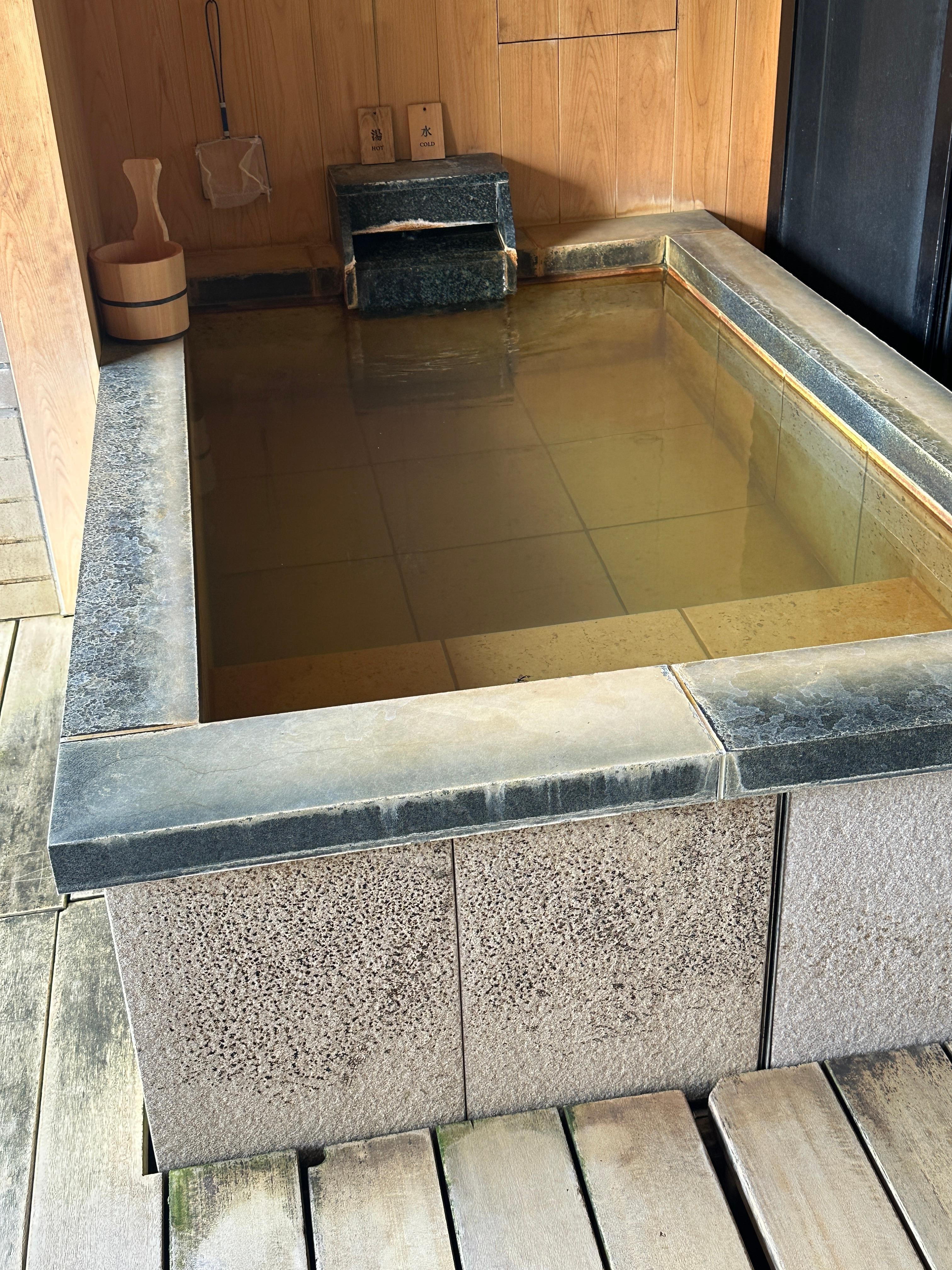 Super dirty onsen tub