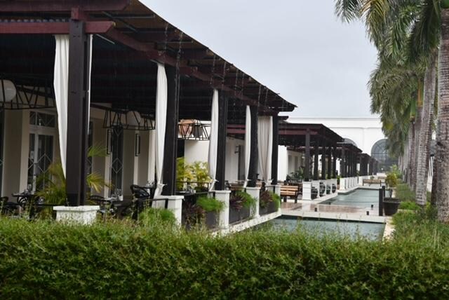 Swim up rooms