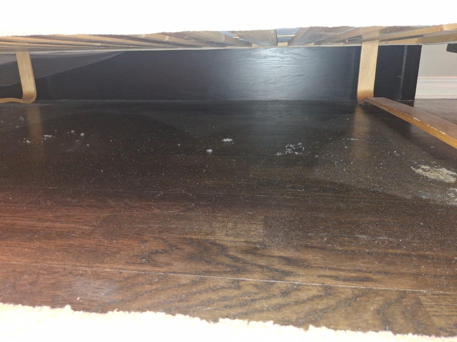 cheveux et poussière sous le lit