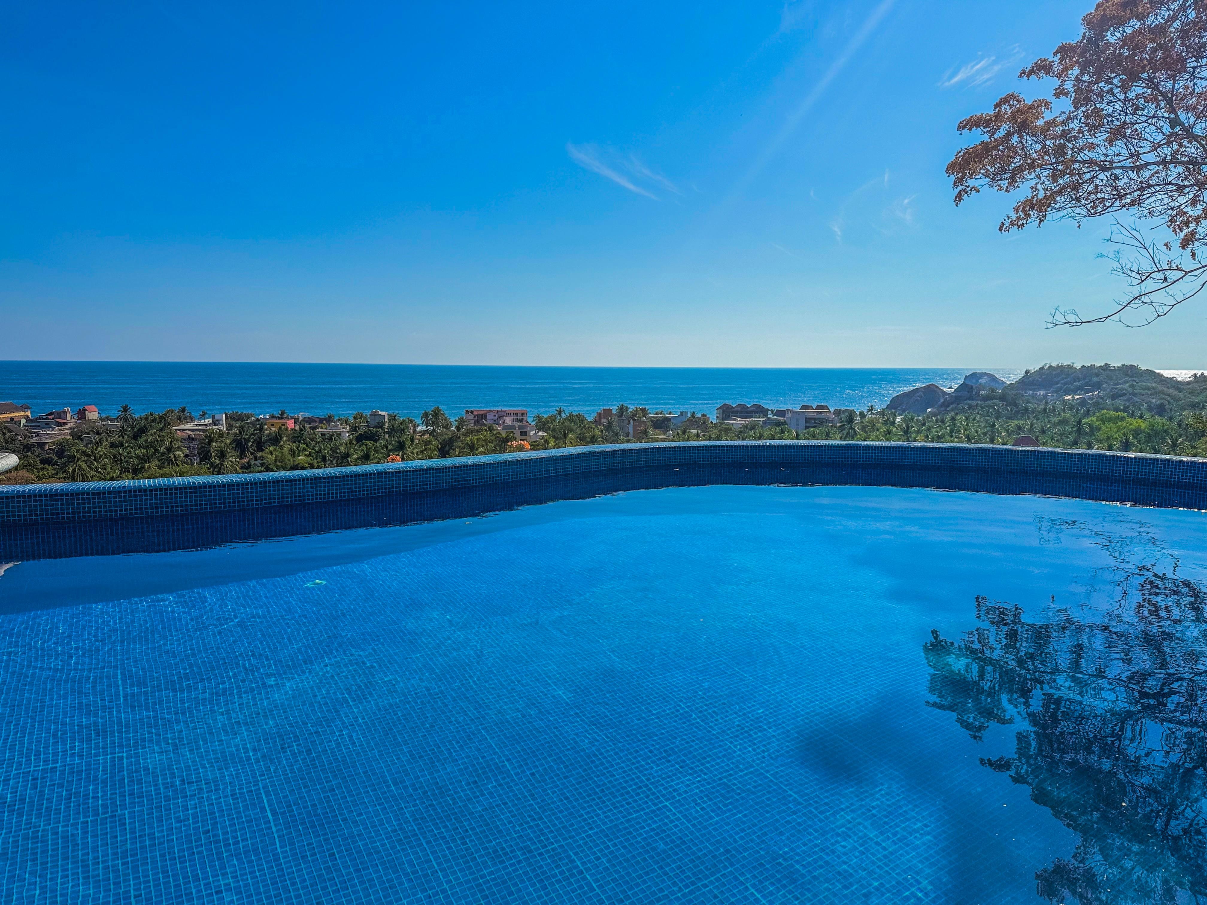 Beautiful pool, but still water no filtering system on. So i didnt go in on 85 F.🔥