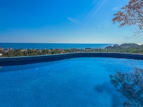 Beautiful pool, but still water no filtering system on. So i didnt go in on 85 F.🔥