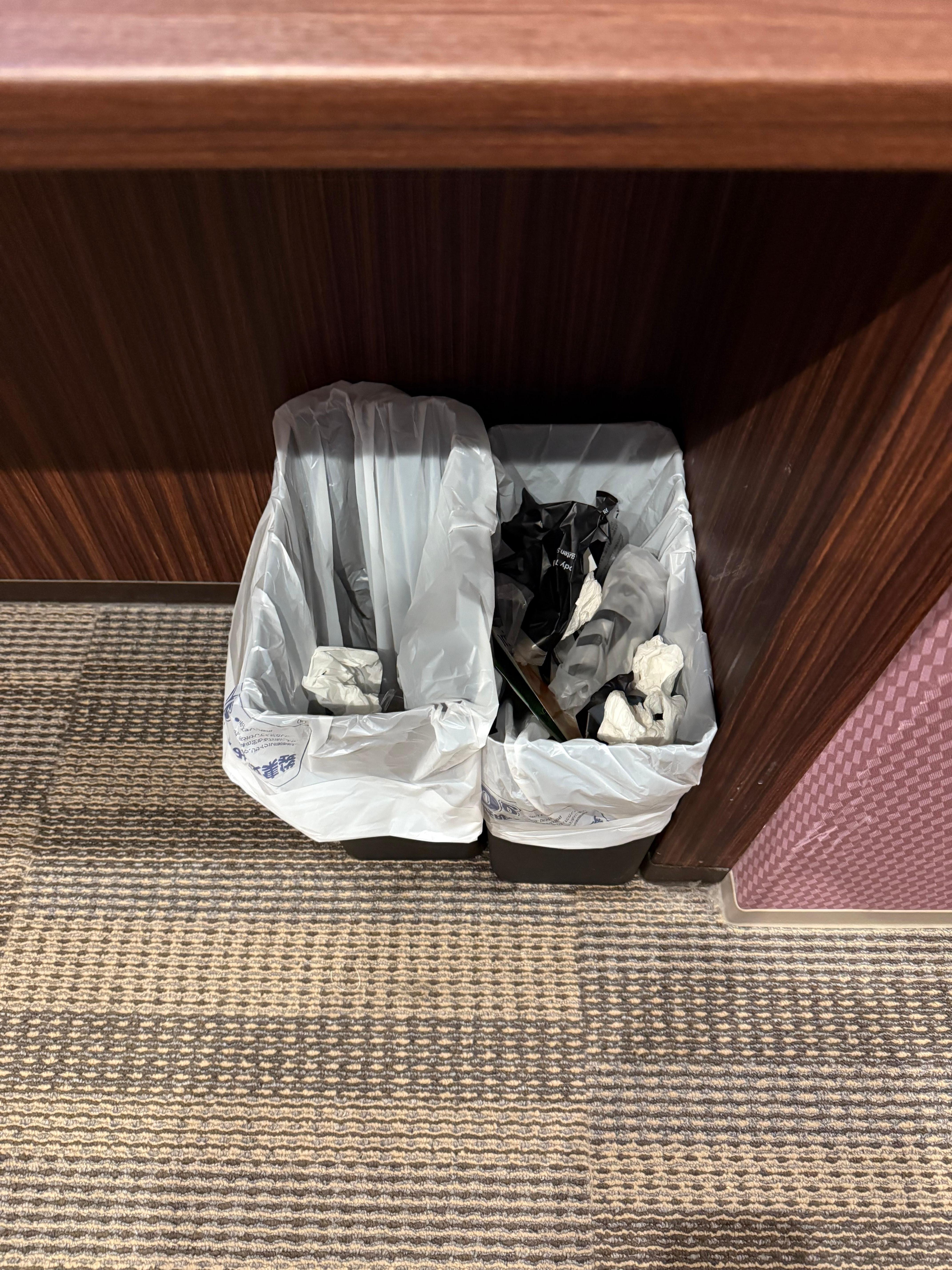 The rubbish bin is uncleared. Still have the rubbish from last guest! 