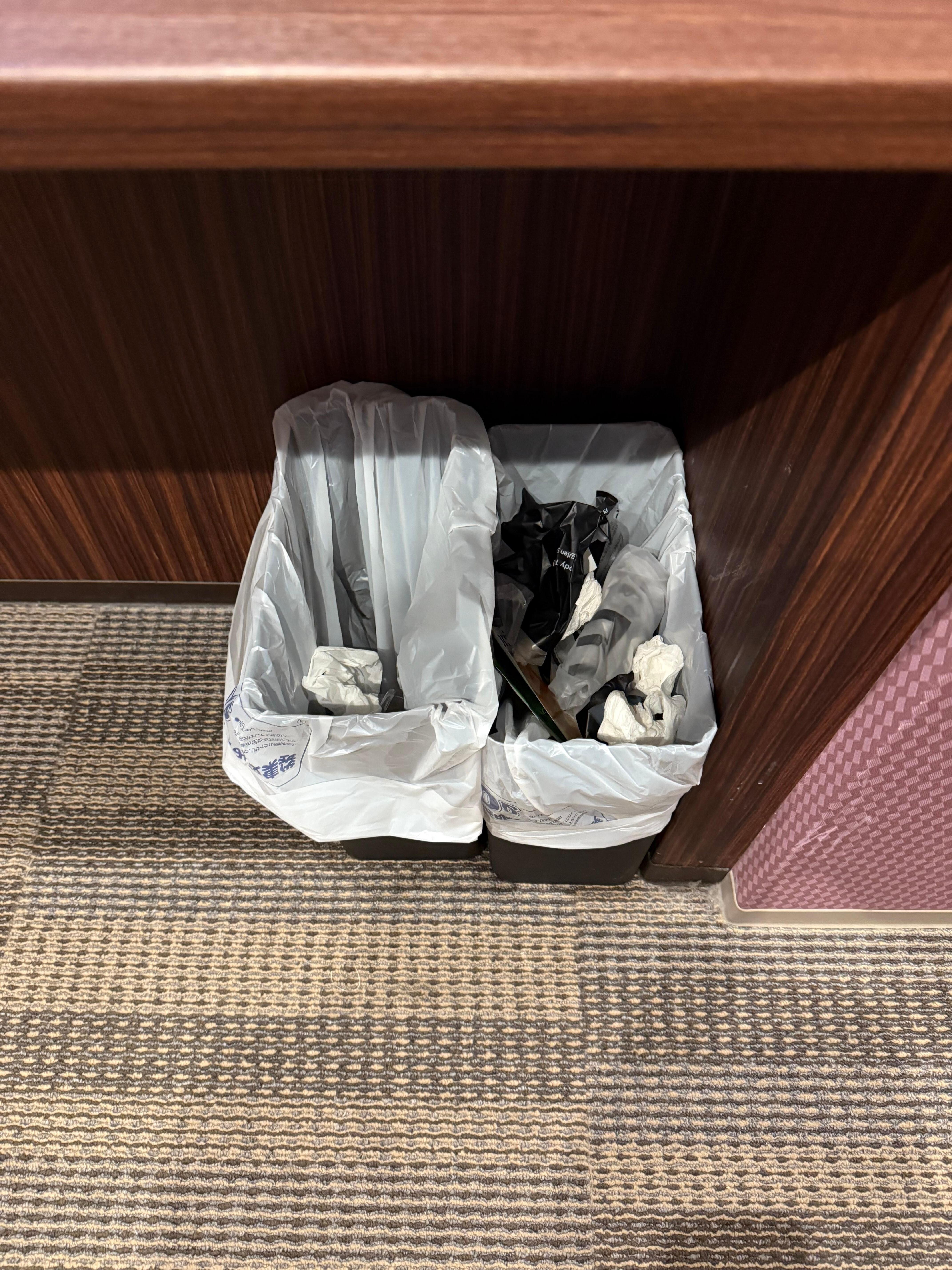 The rubbish bin is uncleared. Still have the rubbish from last guest! 