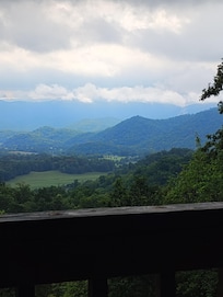 Cabin is in perfect place. Secluded for peace and privacy, and only a short drive to multiple places to enjoy good food and fun.