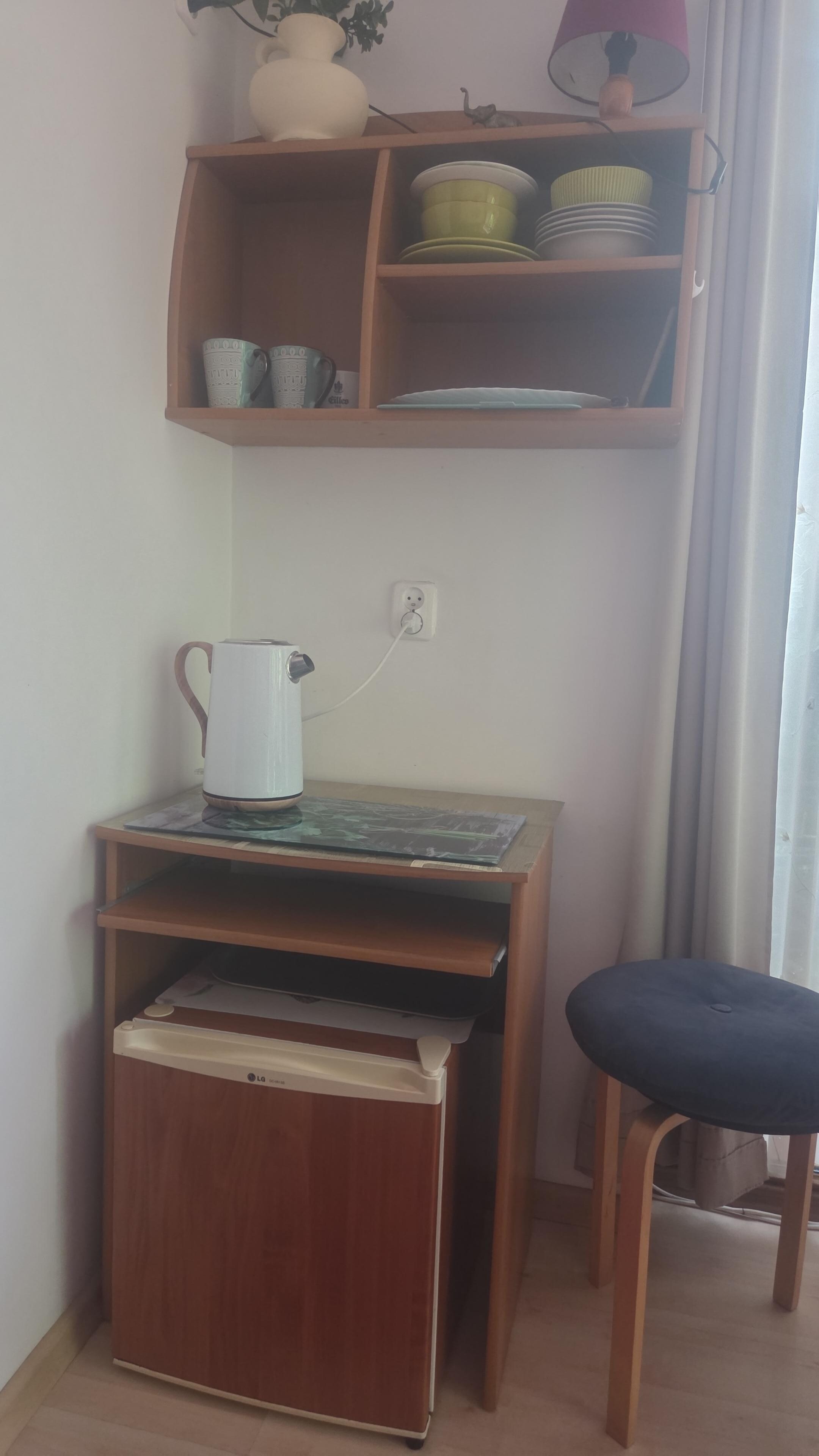 Küche 
Ohne Mikrowelle, ohne Kaffeemaschine,  ohne Herd und Ofen
Lediglich ein kleiner Camping Kühlschrank u Wasserkocher vorhanden 
