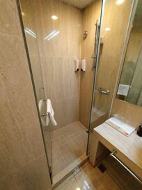 シャワーヘッド、シャワーが少し質が悪い。水圧は十分