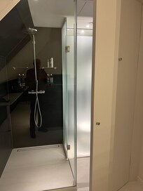 porte des toilettes ne ferme pas (pas de serrure) cabine de douche totalement transparente donnant sur la chambre
