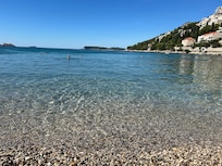 Strand utanför hotellet