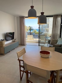Großzügiger Wohnbereich mit Schlafcouch und Zugang zur Terrasse