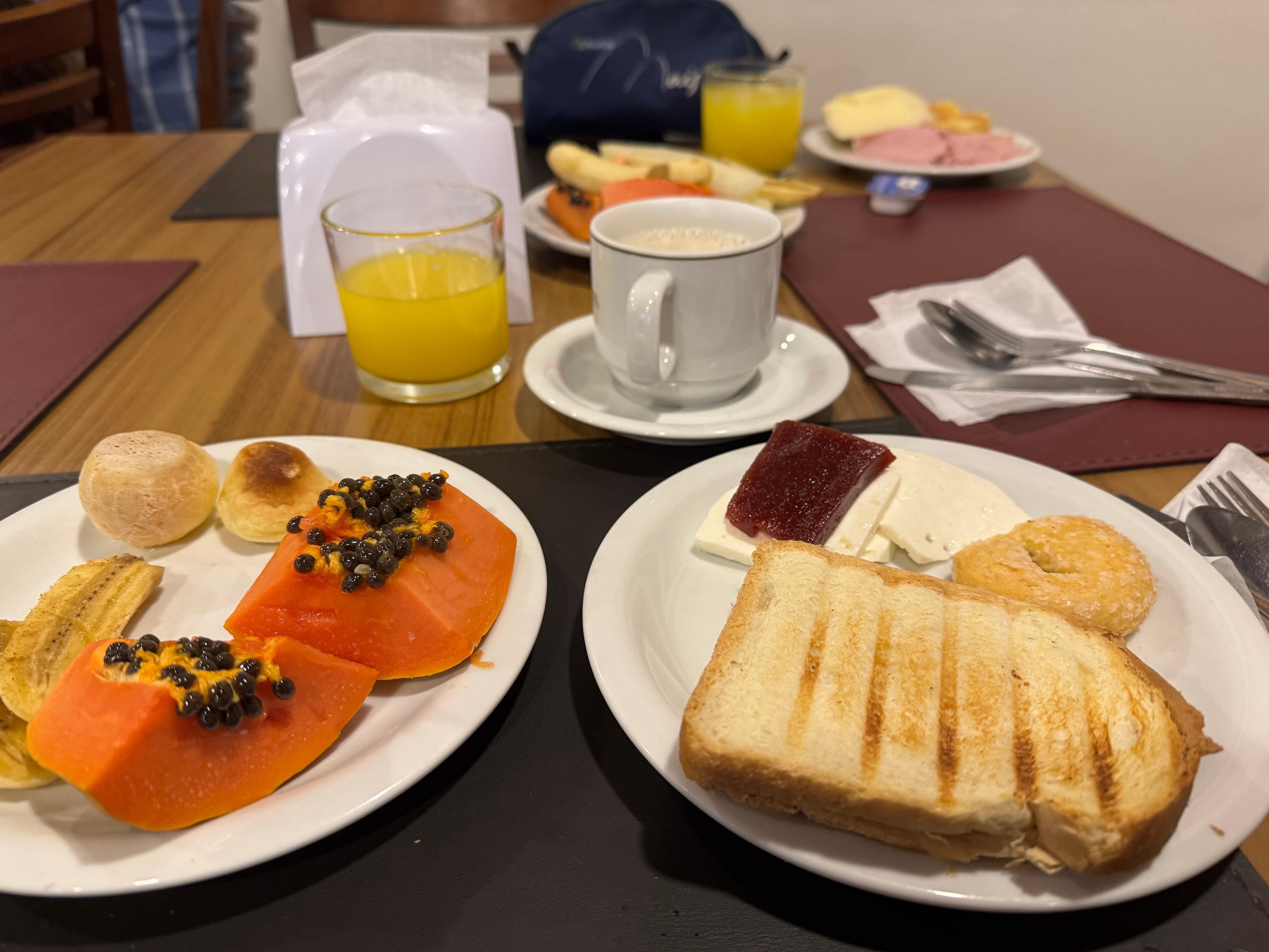 Café da manhã farto e variado