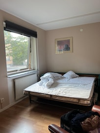 En utav sängarna var en hård bäddsoffa som t o m min 11 åringa son fick ont av att ligga i.