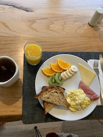 There was self service milk and cup yogurt. Sorry but remind me Best Western