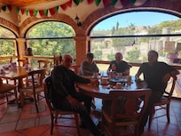 En el restaurante del hotel, con el castillo al fondo