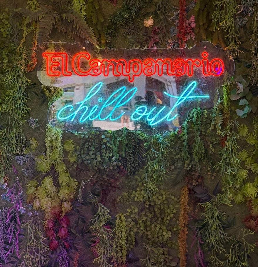 Zentrum mit vielen Geschäften in der Nähe