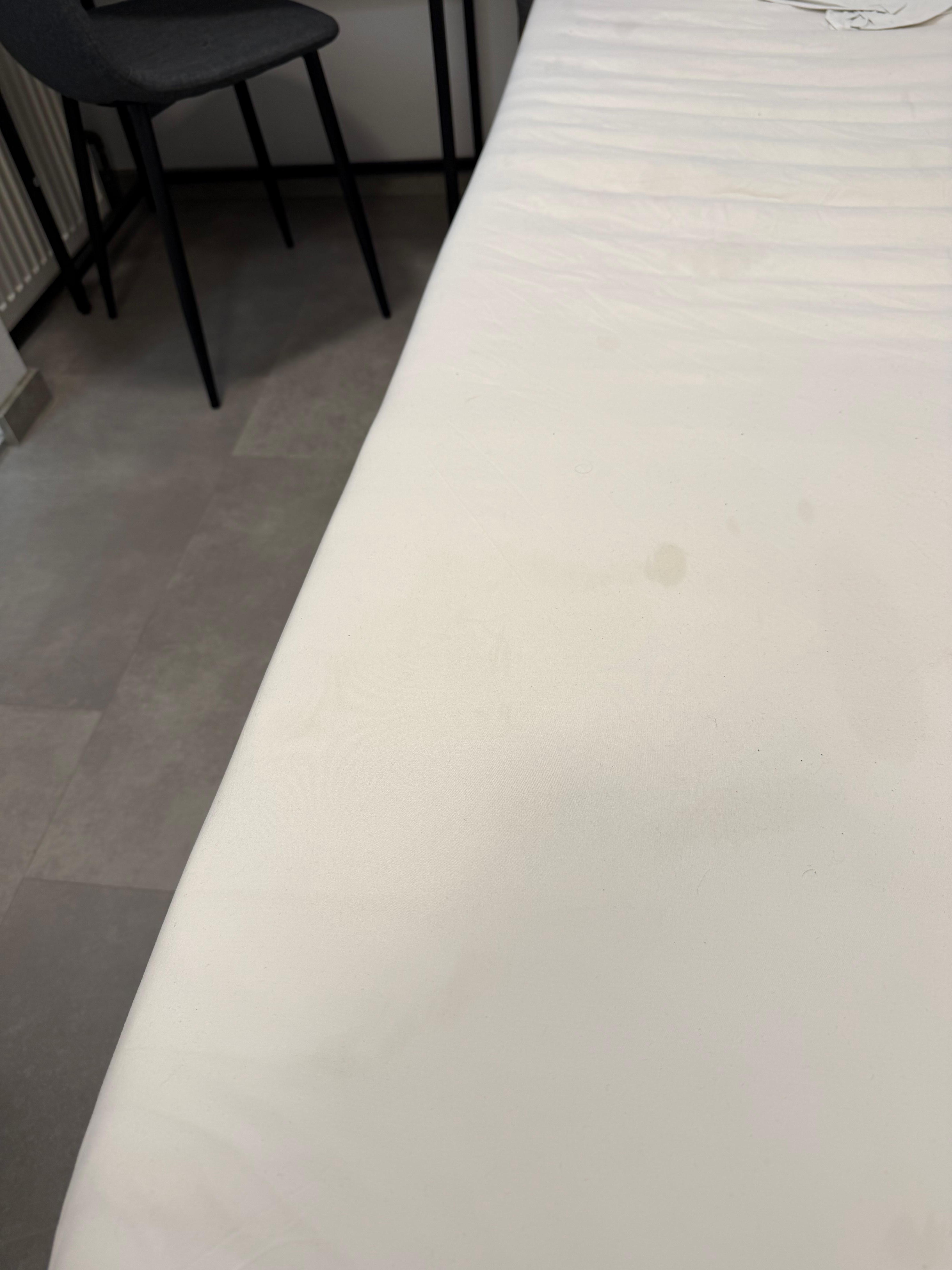 In diesem Zustand mit den Flecken habe ich das Bett vorgefunden… 