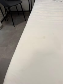 In diesem Zustand mit den Flecken habe ich das Bett vorgefunden…